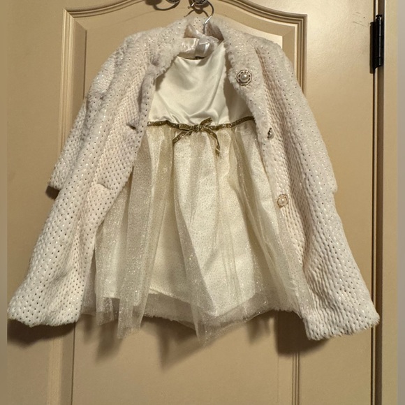 Blueberi Boulevard beige and Gold textured knit coat and dress - Picture 4 of 11